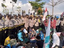 Sehari Jabat Kapolres Tanjungpinang, AKBP Fernando Disambut Demonstran