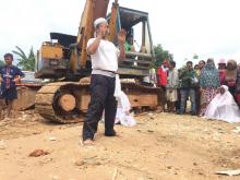 Melawan Penggusuran, Warga Tanjunguma Shalat di Bawah Alat berat 
