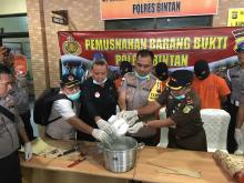 Polres Bintan Rebus Setengah Kilogram Sabu Hasil Tangkapan 3 Tersangka