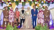 Kondangan ke Pernikahan Hanifan dan Pipiet, Jokowi: Samawa, Ya!