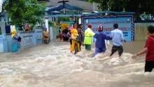 Warga Evakuasi Para Siswa SD Terjebak Banjir Bah di Tambelan