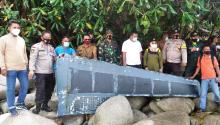 Warga Temukan Sayap Pesawat di Pantai Lagoi