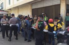 Polisi dan Petugas Pajak Razia Kendaraan Mati Pajak di Tiban
