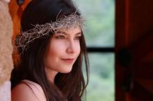 Berfoto Tanpa Busana di Gereja, Model Cantik Ini Tuai Kontroversi