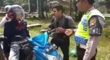 5 Aksi Bonceng Jenazah Naik Sepeda Motor yang Bikin Geger