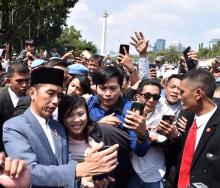 Warga Serbu Presiden Jokowi Untuk Selfie