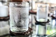 Mengintip Dampak Minum Air Dingin Usai Bangun Tidur