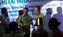 Bupati Lingga Terima Penghargaan dari Ketua HKTI Pusat