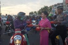 Ditbinmas Polda Kepri Bagikan Ribuan Paket Takjil Pada Pengendara