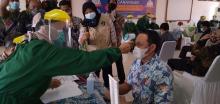 Eri Marka Anggota DPRD Natuna Pertama yang Disuntik Vaksin