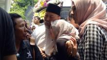 Indro Warkop Teteskan Air Mata Usai Salat Jenazah Sang Istri