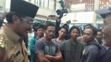 Begini Cara Nurdin Sapa Penumpang di Bandara Saat Sidak