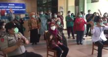 Puisi Menyentuh Tim Medis Lepas Pasien Sembuh Covid-19 di RSBP Batam
