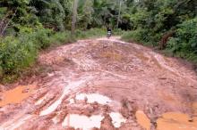 Hati-hati! Jalan Kudung-Teluk di Lingga Licin dan Berlumpur