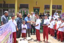 Bencana Banjir Sumbar, Perantau Minang Natuna Sumbang 130 Sepatu Bagi Pelajar