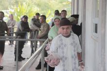 Antusias Warga Antre Daging Kurban di Masjid Agung Batam