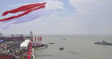 Meskipun Bendera Raksasa Robek, MURI Tetap Beri Lanal Karimun Piagam Penghargaan