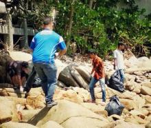 Pemuda Pancasila Bersihkan Limbah di Pantai Club Med Lagoi