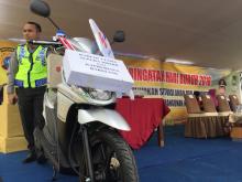 Kapolresta Barelang Bagi-bagi Sepeda Motor dan Sepeda di May Day