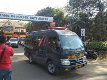 Ambulans Evakuasi Jenazah Bripka Christian dari Mapolsek Batu Ampar