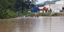 Banjir Rendam Belakang Dutamas, 2 Perempuan Terjebak di Mobil