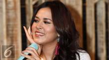 Benarkah Raisa Jadi Sopir Taksi Online?
