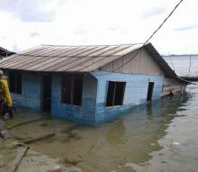 Satu Unit Rumah Warga Ambruk ke Dalam Laut