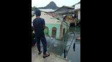 Nasib Nahas Sekeluarga Saat Rumah Mereka Ambruk Dihantam Ombak