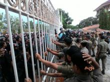 Satpol PP Geruduk Kantor DPRD Kota Batam