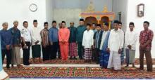 Sekda Natuna Beri Bantuan Minibus untuk Operasional Desa