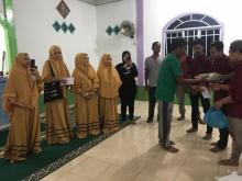 Putra Siregar Bagi-bagi Sembako di Pulau Lance Batam