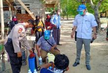 Partai Demokrat Lingga Semprotkan Disinfektan di Suak Buaya Lawan Covid-19