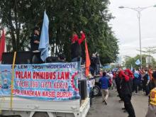 Buruh Batam Geruduk Graha Kepri Suarakan Tolak Omnibus Law