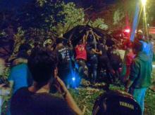 Terdengar Jeritan Minta Tolong dari Dalam Mobil Ringsek