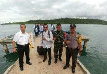 Disdukcapil dan KPU Bintan Seberangi Laut demi Pemilih Pemula
