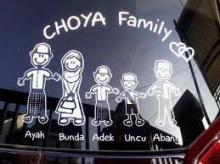 Tempel Stiker "Ayah, Ibu, Anak" di Mobil Ternyata Berbahaya, Ini Alasannya 