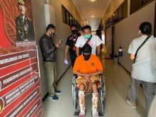 Terduduk di Kursi Roda, Begini Penampakan Pria Pembakar ATM di Karimun