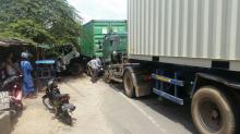 Truk Kontainer Kecelakaan di Lampu Merah Seraya
