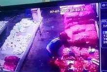 Pria Berbaju Biru Terekam CCTV Curi Dua Karung Bawang