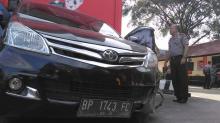 Dikejar Polisi, Mobil Berisi Senjata Rakitan Tabrak Pembatas Jalan di Simpang Jam