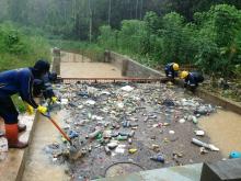 Drainase Simpang Lagoi Nyaris Mampet Akibat Sampah