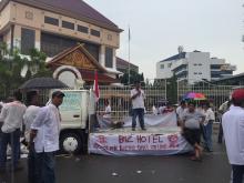 Sopir Taksi Konvensional Bertahan di Tengah Gerimis