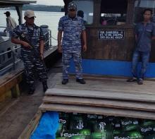 Lanal Dabo Tangkap KM Samudra II Bermuatan Ribuan Miras Ilegal 