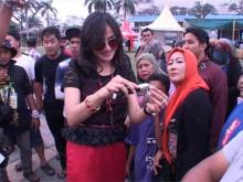 Cewek-cewek Cantik di Medan Lelang Batu Akik untuk Nek Asyani
