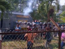 Aparat Kepolisian Lepaskan Tembakan Gas Air Mata ke Kerumunan Warga Bersenjata Tajam