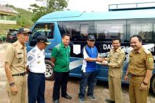 Pemkab Lingga Berikan Desa Linau Bus Sekolah