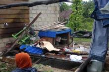 Lagi, Rumah Warga Lingga Ambruk Akibat Ditimpa Pohon