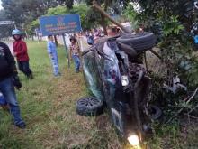 Mobil Terbalik di Tembesi: Ban Lepas, Lampu Masih Menyala