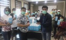 Tim Donasi COVID-19 Beri Bantuan Hand Sanitizer untuk Organisasi Jurnalis, Media, dan Wartawan
