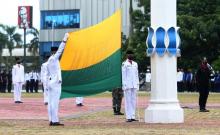 Petugas Upacara Bermasker saat Gladi Bersih HUT ke-75 RI di Batam 